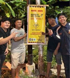 Wujudkan Keselamatan Berkendara, Mahasiswa KKN UNDIP Berikan Edukasi Tentang Pentingnya Tertib Lalu Lintas dan Pemasangan Spanduk Himbauan Wujudkan Keselamatan Berkendara, Mahasiswa KKN UNDIP Berikan Edukasi Tentang Pentingnya Tertib Lalu Lintas dan Pemasangan Spanduk Himbauan