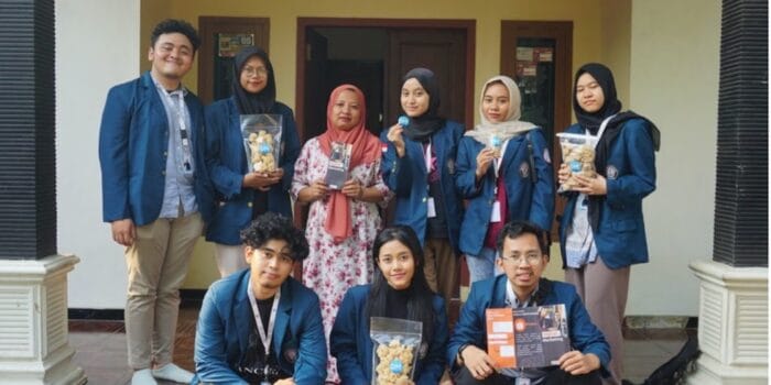 Kuatkan Ekonomi Masyarakat, Mahasiswa KKN UNDIP Beri Dukungan UMKM Basreng dan Rengginang melalui Sertifikasi Halal