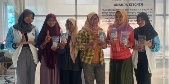 Kenalkan Sistem  Zero Waste, Mahasiswa KKN Tematik Undip Ciptakan Produk Stik Tulang Ikan Bersama UMKM Gempolsewu,  Kendal