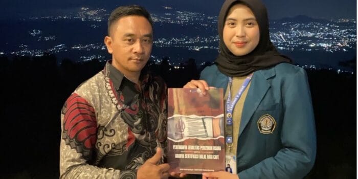 Majukan Ekonomi Cafe Sitaring, Mahasiswa KKN-T UNDIP Hadirkan Modul Mengenai Pentingnya Legalitas Perizinan Usaha serta Adanya Sertifikasi Halal