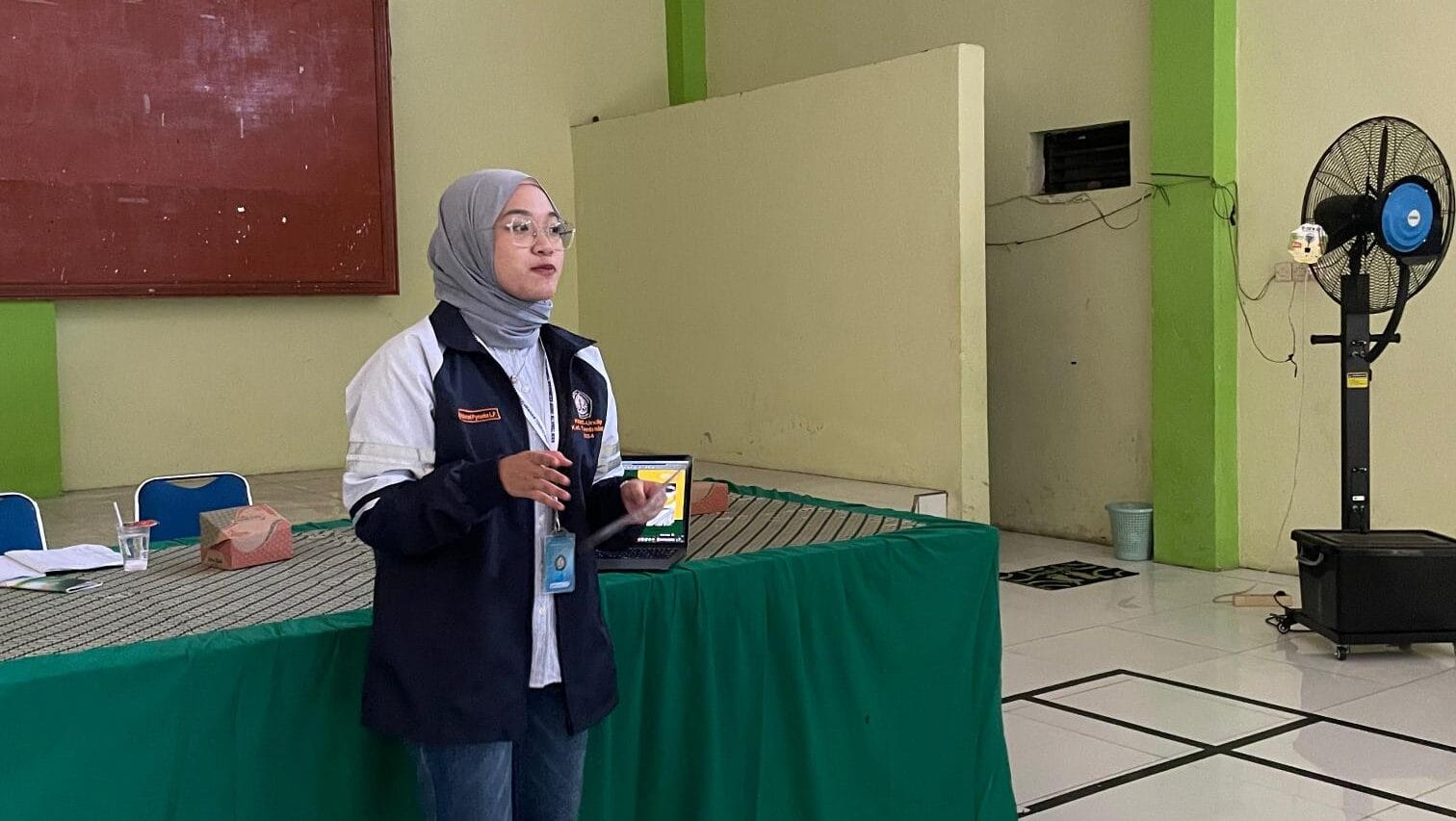 Mahasiswa KKN-T UNDIP Adakan Sosialisasi Higienitas dan Sanitasi pada Proses Produksi UMKM Kelurahan Tembalang Mahasiswa KKN-T UNDIP Adakan Sosialisasi Higienitas dan Sanitasi pada Proses Produksi UMKM Kelurahan Tembalang