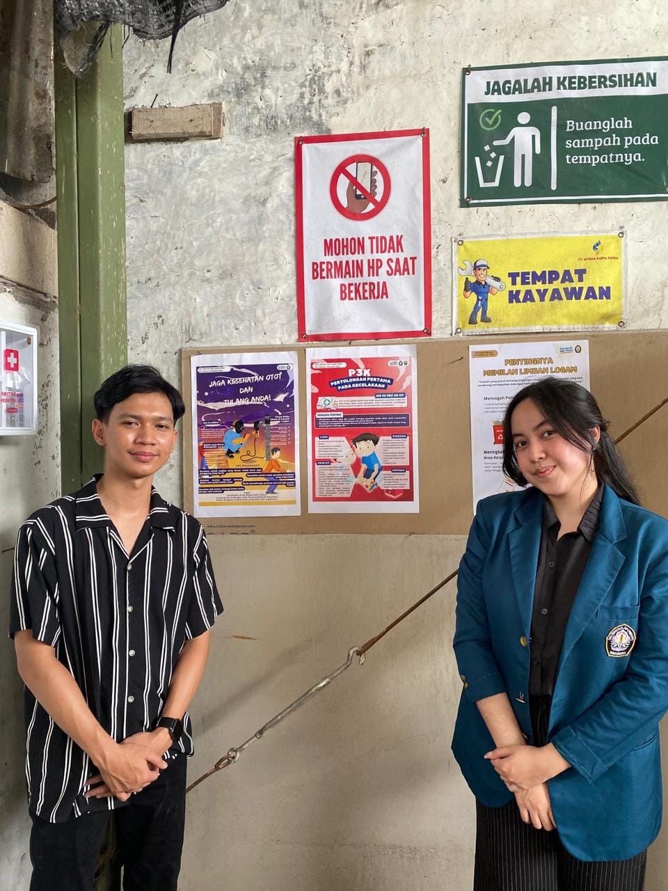 Tingkatkan Keselamatan Kerja, Mahasiswa KKN-T UNDIP Pasang Kotak P3K di IKM Logam Tegal