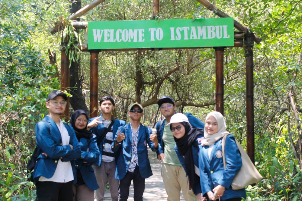 Dorong Pariwisata dan UMKM, Mahasiswa KKN-T SDGs UNDIP Hadirkan Website di Desa Tambakbulusan Dorong Pariwisata dan UMKM, Mahasiswa KKN-T SDGs UNDIP Hadirkan Website di Desa Tambakbulusan