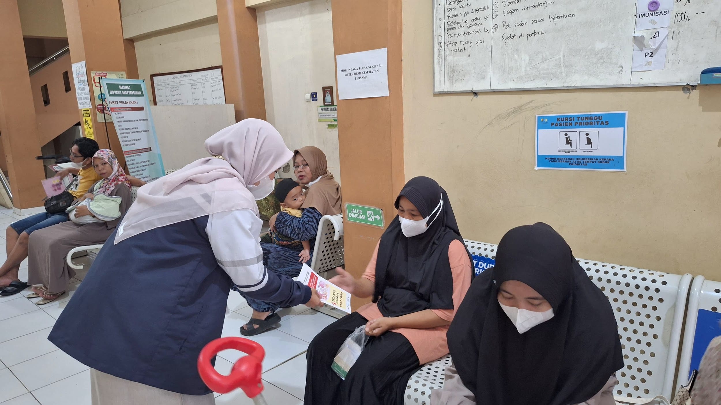 Mahasiswa KKN Tematik Undip Gencarkan Edukasi Terkait Bahaya Kanker Serviks dan Pentingnya Vaksinasi HPV di Puskesmas Tirto, Pekalongan Mahasiswa KKN Undip Gencarkan Edukasi Terkait Bahaya Kanker Serviks dan Pentingnya Vaksinasi HPV di Puskesmas Tirto, Pekalongan