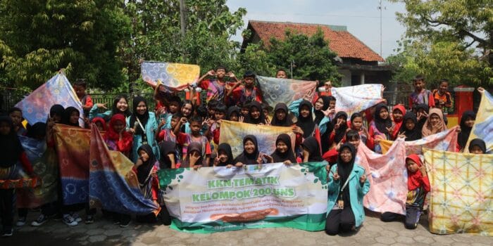 Mahasiswa KKN UNS Adakan Kegiatan Pelestarian Budaya untuk Siswa SD Melalui Edukasi Kesenian Celup Ikat