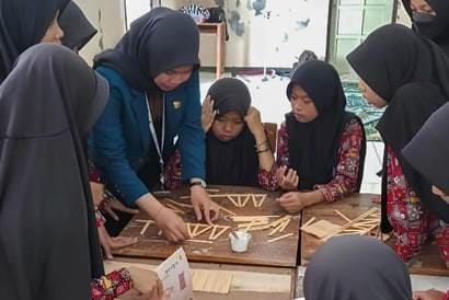 Serunya Merakit Jembatan dari Stik Es Krim! Mahasiswa KKN UNDIP Edukasi Infrastruktur Jembatan kepada Siswa SMP