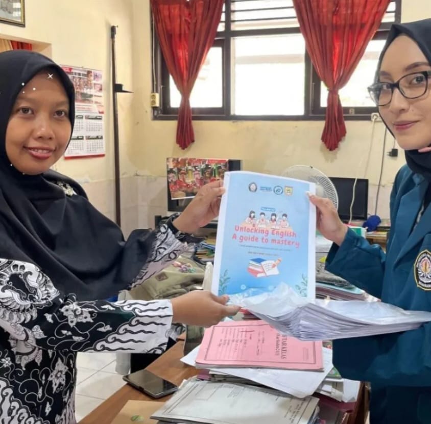 Tingkatkan Pembelajaran, Mahasiswa KKN UNDIP Susun Panduan Belajar Bahasa Inggris Berdasarkan Pemetaan Kemampuan Siswa Kelas 6 di SDN Pojok 02 di Desa Pojok, Sukoharjo Tingkatkan Pembelajaran, Mahasiswa KKN UNDIP Susun Panduan Belajar Bahasa Inggris Berdasarkan Pemetaan Kemampuan Siswa Kelas 6 di SDN Pojok 02 di Desa Pojok, Sukoharjo