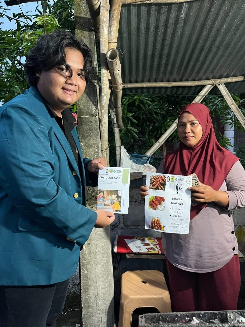 Mahasiswa Bantu Meningkatkan Penjualan UMKM dengan Katalog Produk di Desa Pojok