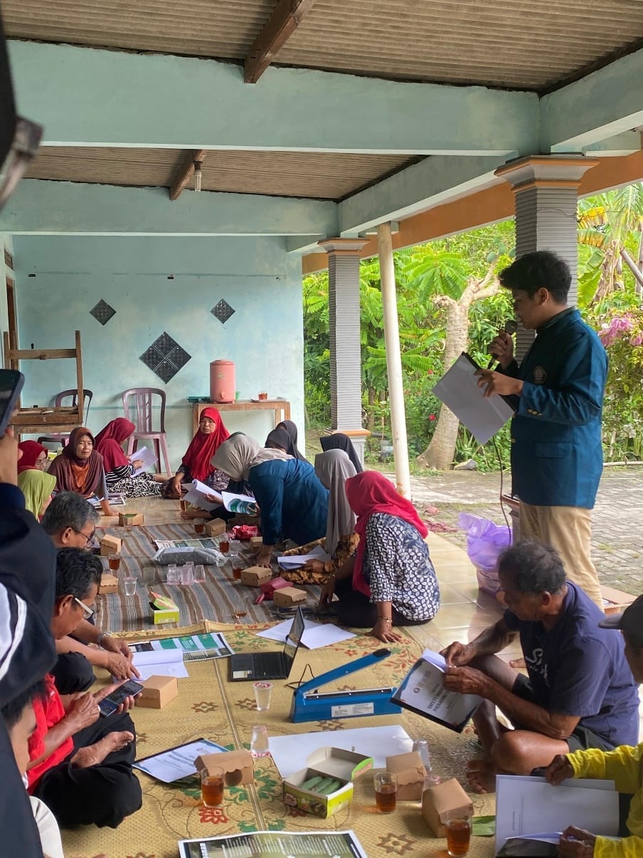 Mahasiswa KKN UNDIP Lakukan Pengarahan Penggunaan Alat Packaging Cepat Guna dalam Mendukung Program Multidisiplin “Pupuk Organik sebagai Energi Alternatif” di Desa Pojok Mahasiswa KKN UNDIP Lakukan Pengarahan Penggunaan Alat Packaging Cepat Guna dalam Mendukung Program Multidisiplin “Pupuk Organik sebagai Energi Alternatif” di Desa Pojok