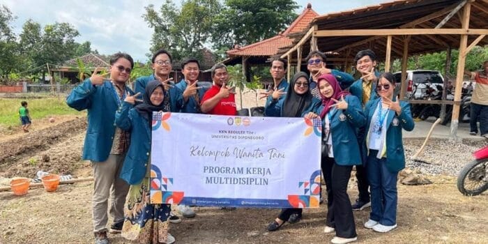Mahasiswa KKN Universitas Diponegoro Kembangkan Alat Penyemprot Pupuk Untuk Petani di Desa Kedungwinong