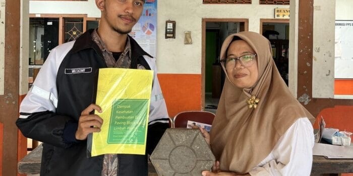Inovatif! Menganalisis Dampak Kesehatan, Mahasiswa KKN UNDIP Lakukan Pembuatan Eco Paving Block dari Limbah Plastik