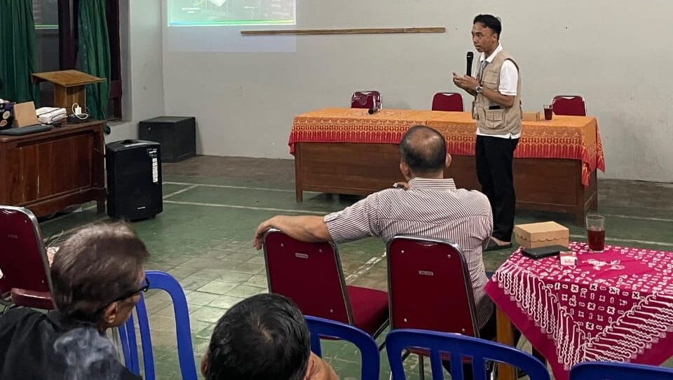 Mahasiswa KKN UNS Kelompok 106 Edukasi Pentingnya BPJS Ketenagakerjaan Bagi Diri Sendiri dan Keluarga di Desa Luwang