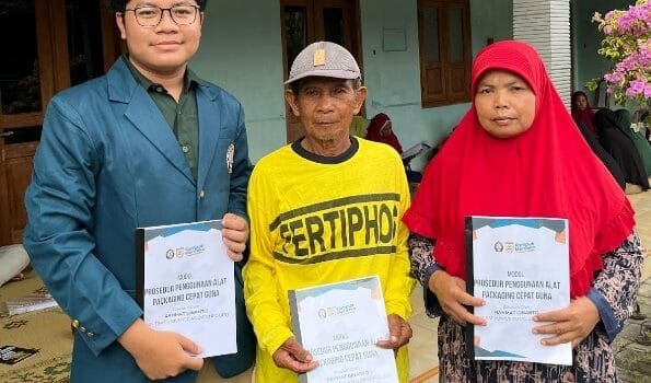 Mahasiswa KKN UNDIP Lakukan Pengarahan Penggunaan Alat Packaging Cepat Guna dalam Mendukung Program Multidisiplin “Pupuk Organik sebagai Energi Alternatif” di Desa Pojok
