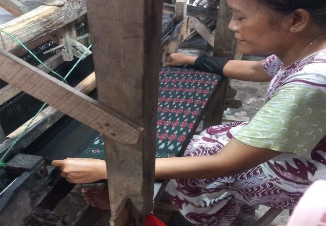 Tingkatkan Ekonomi Kreatif, Mahasiswa KKN UNDIP Lakukan Pemetaan Rumah Produksi Sarung Goyor di Desa Pojok