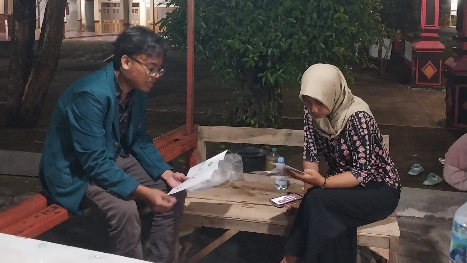Bangun UMKM Digital, Mahasiswa KKN UNDIP Edukasi Digital Marketing untuk Pedagang Kaki Lima di Desa Kedungwinong Bangun UMKM Digital, Mahasiswa KKN UNDIP Edukasi Digital Marketing untuk Pedagang Kaki Lima di Desa Kedungwinong
