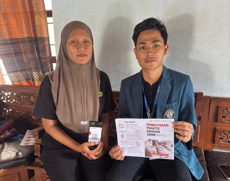 Dorong Digitalisasi UMKM, Mahasiswa KKN UNDIP Permudah Pembayaran dengan QRIS di Desa Joton A person and person holding a paperAI-generated content may be incorrect.