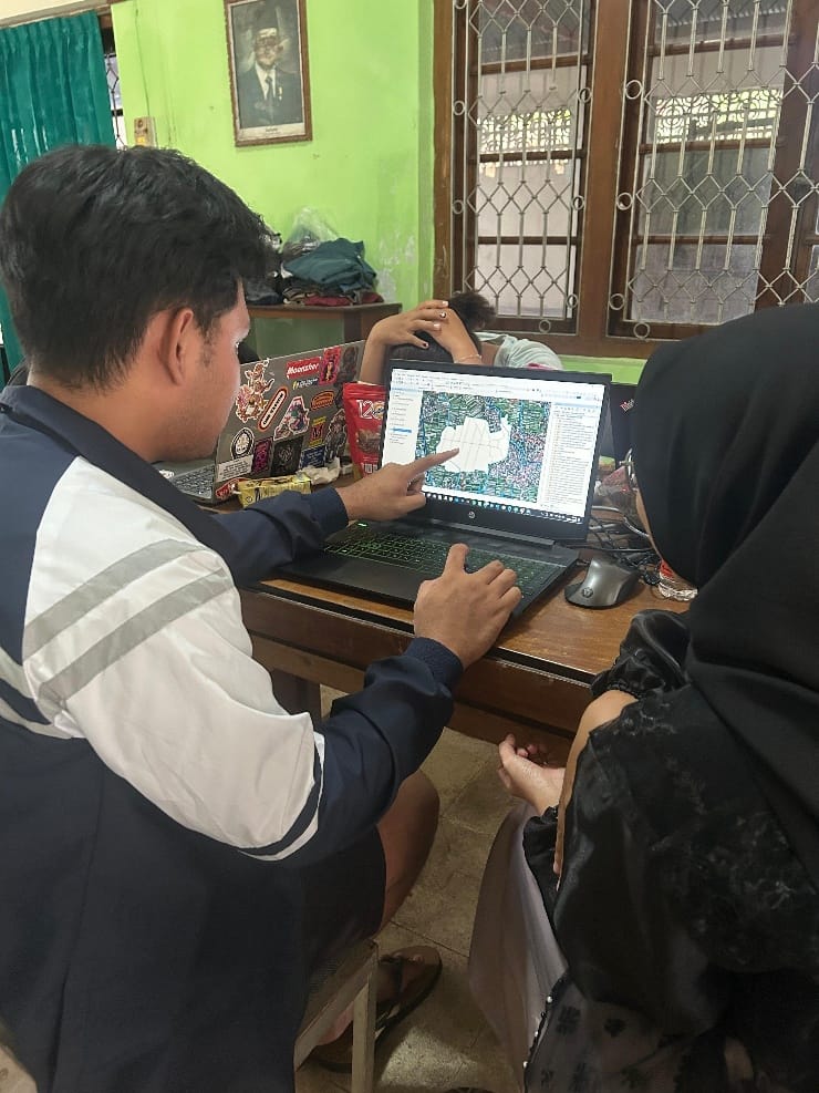 A person pointing at a computerDescription automatically generated