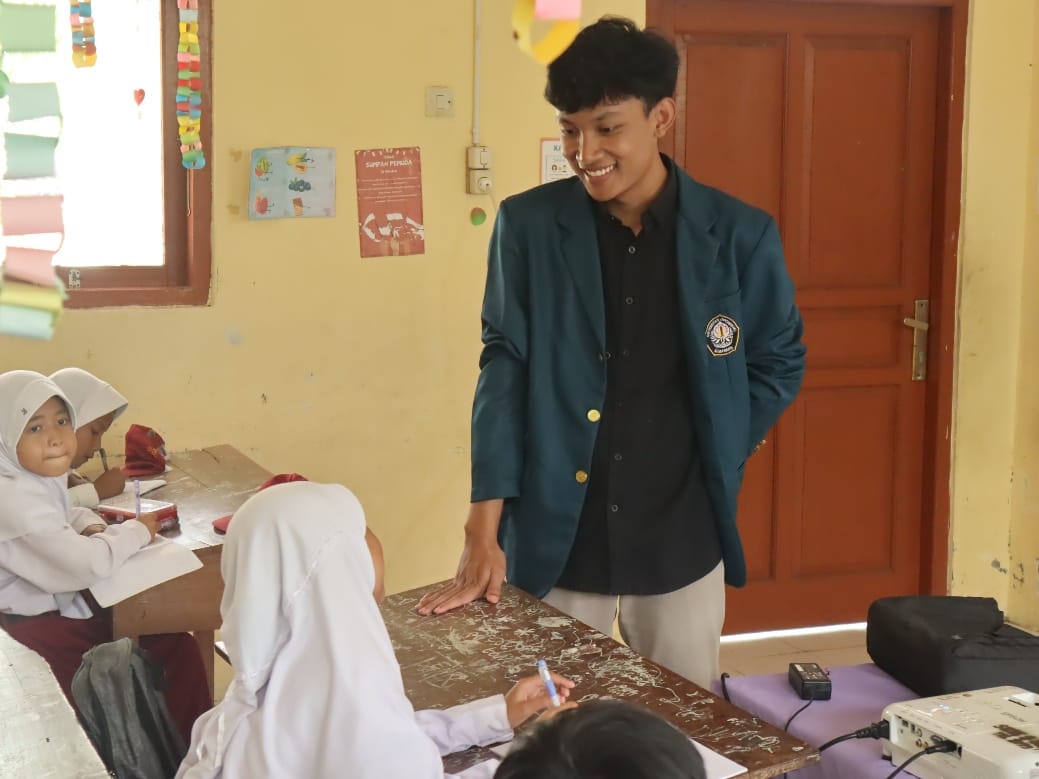 Ingatkan Bahaya Perundungan, Mahasiswa KKN UNDIP Berikan Edukasi Dampak Buruk Perundungan kepada Siswa Sekolah Dasar Negeri 1 Gentan A person standing next to a personAI-generated content may be incorrect.