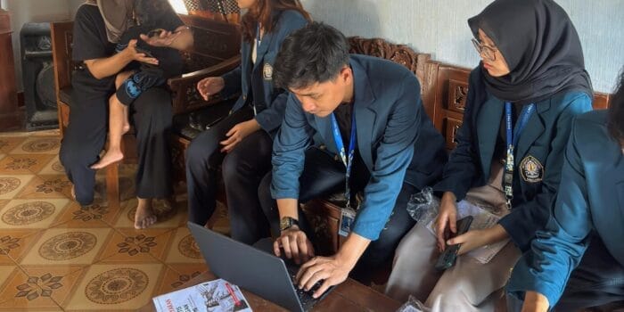 Perkuat Jejak Digital UMKM, Mahasiswa KKN UNDIP Edukasi Penggunaan Google Maps pada Pelaku Usaha di Desa Joton