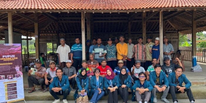 Mahasiswa KKN Undip Lakukan Pendekatan Ramah Lingkungan dalam Pengolahan Feses Kambing Menjadi Pupuk Cair Organik