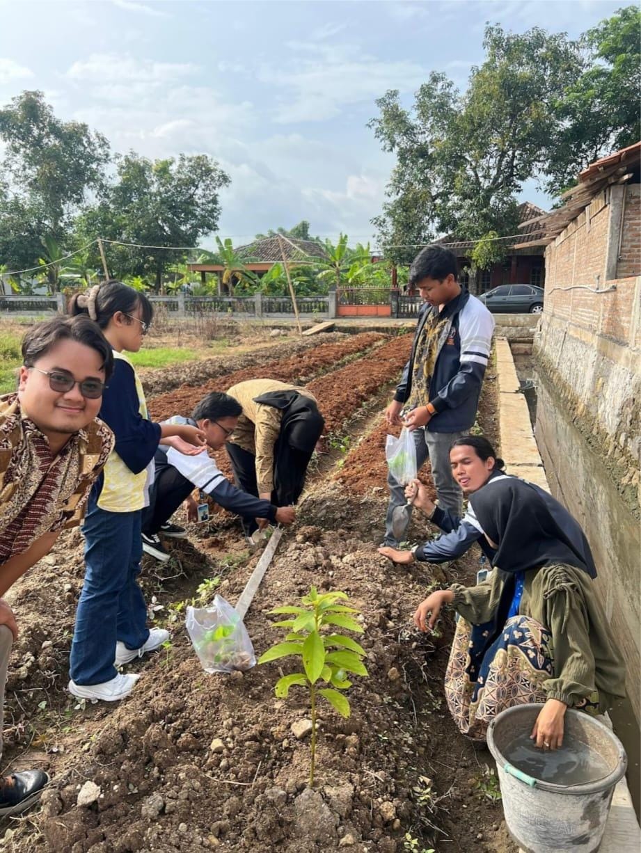 Mahasiswa KKN Undip Percepat Program KWT dan Publikasikan Kegiatan dalam Bahasa Inggris