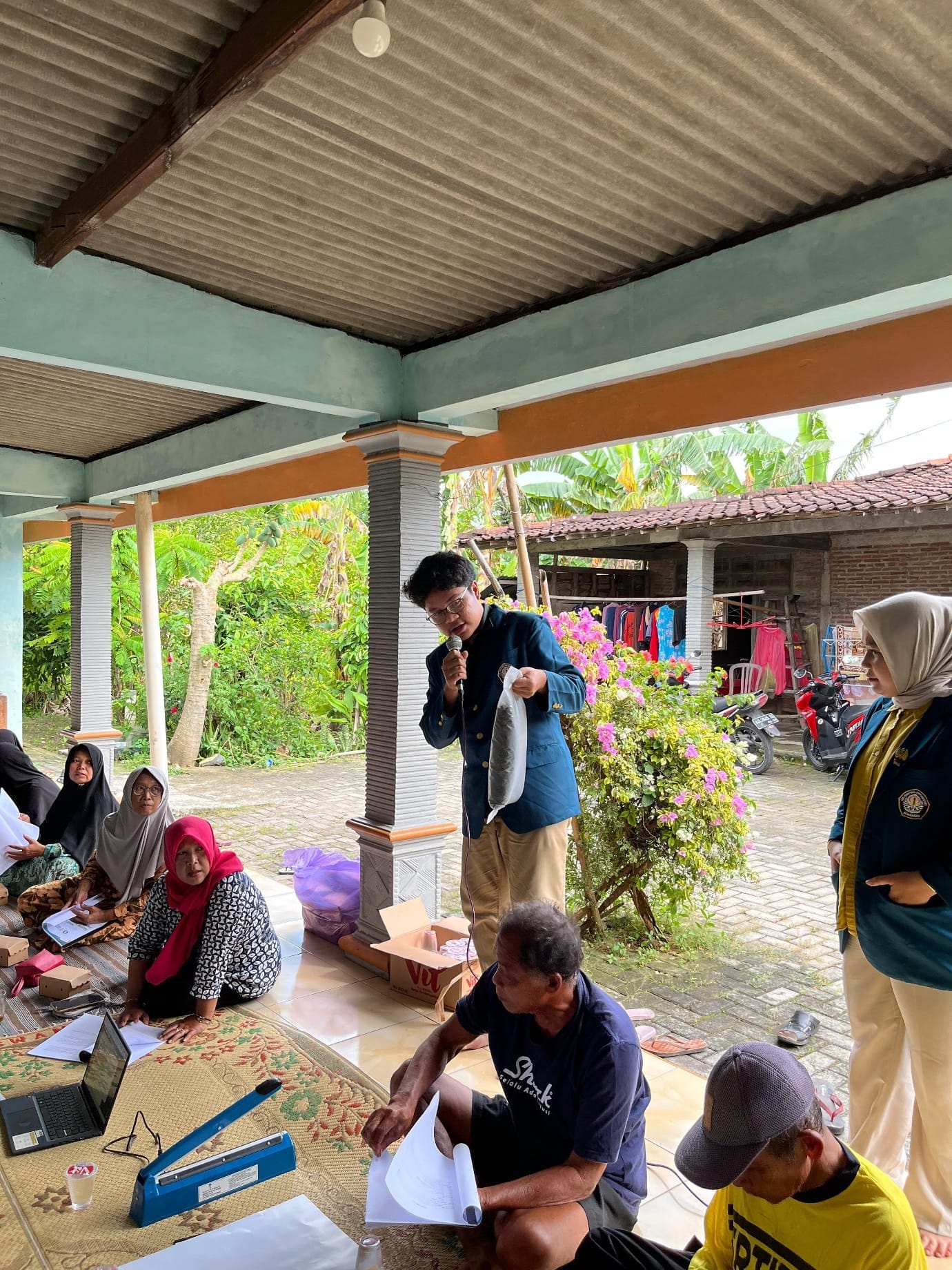 Mahasiswa KKN UNDIP Adakan Pelatihan Pengemasan dan Pelabelan Produk dengan Mesin Cepat Guna untuk Mendukung Program “Pupuk Organik sebagai Energi Alternatif” di Desa Pojok