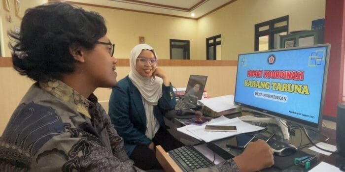 Mahasiswa KKN Undip Tingkatkan Keterampilan Operator Desa oleh dalam Mendesain Spanduk Acara di Desa Ngombakan