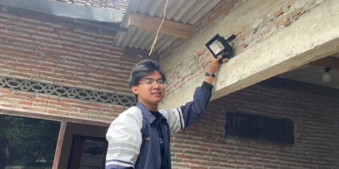 Pemasangan Panel Surya DIrumah Warga
