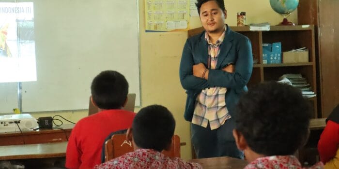 Sebuah gambar berisi pakaian, dalam ruangan, orang, dinding
