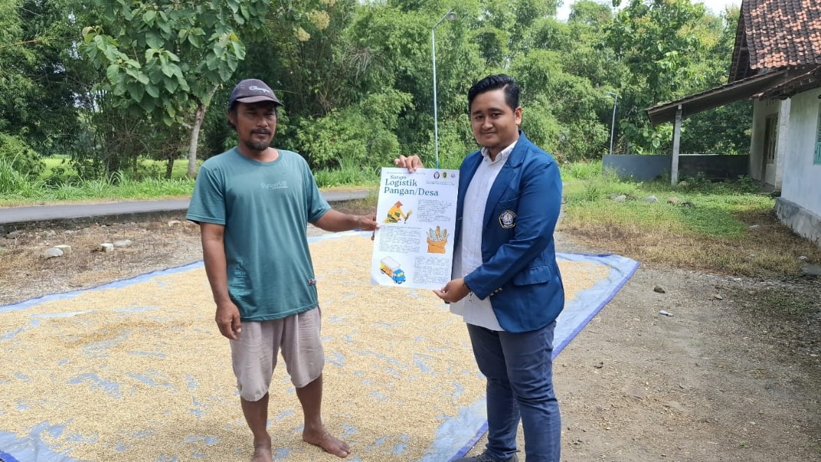 Mahasiswa KKN Undip Lakukan Pendampingan mengenai Logistik Desa dan Efisiensi Pengadaan Barang kepada Tengkulak Desa Gentan Sebuah gambar berisi pakaian, outdoor, orang, pohonKonten yang dihasilkan AI mungkin salah.