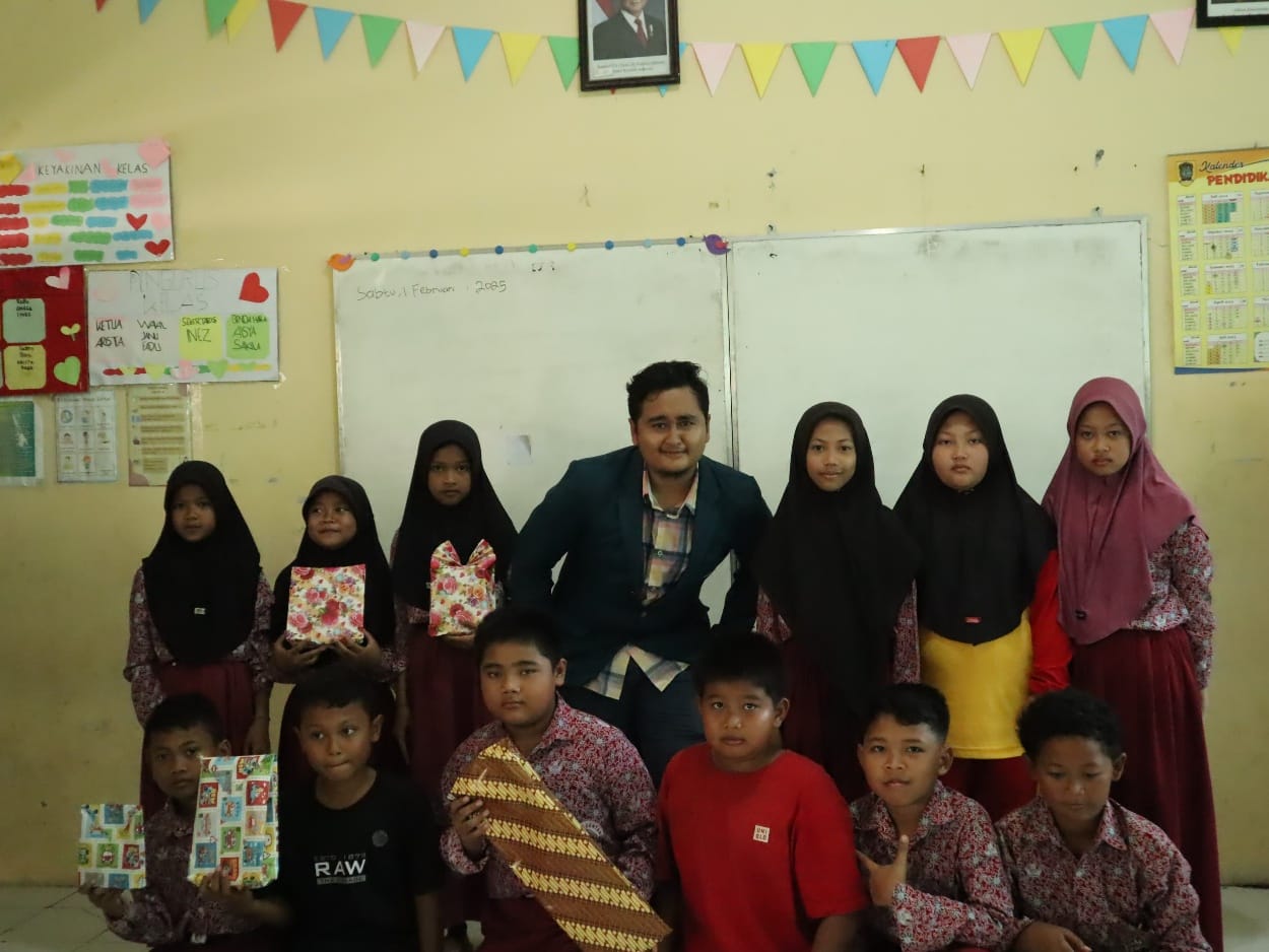 Berdayakan Generasi Muda, Mahasiswa KKN Undip Kenalkan Perdagangan Internasional kepada Murid SD N 1 Gentan Sebuah gambar berisi pakaian, Wajah manusia, dinding, orangKonten yang dihasilkan AI mungkin salah.