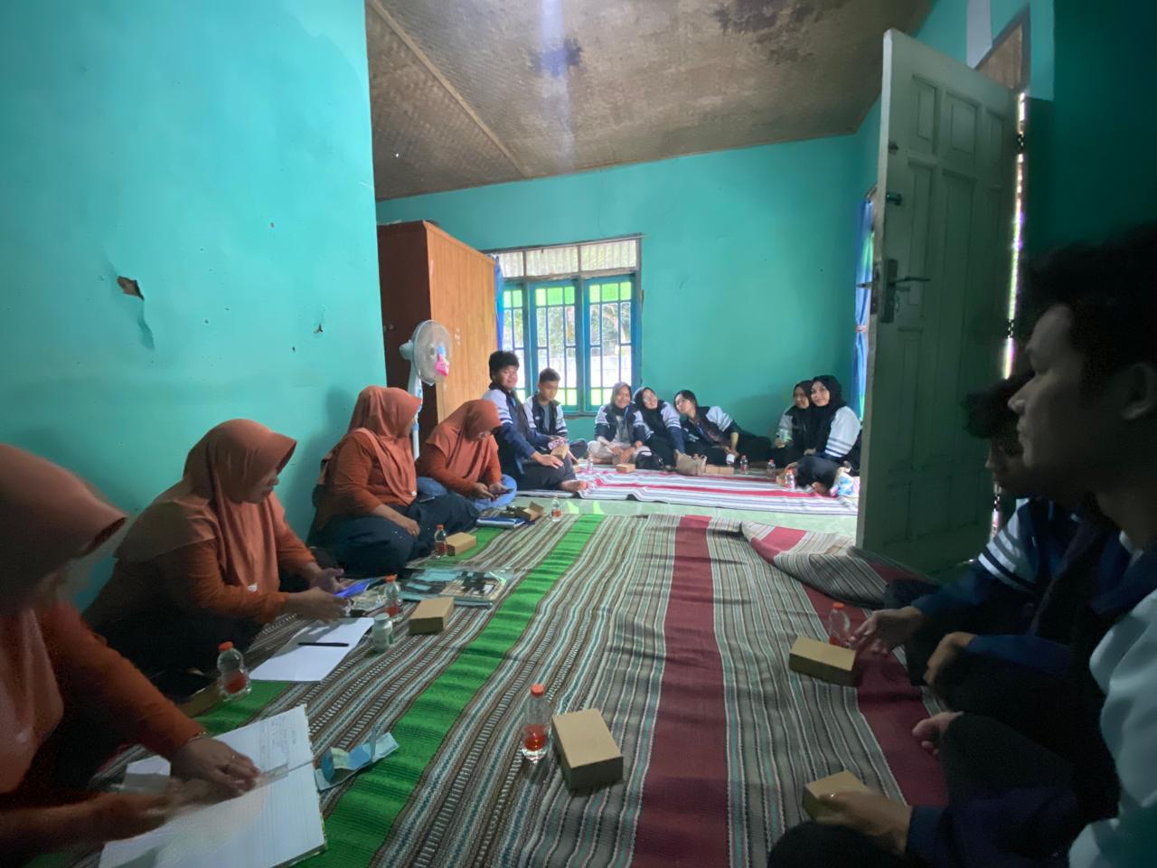 Tingkatkan Pengelolaan Usaha Tani, Mahasiswa KKN UNDIP Edukasi Pentingnya Pembukuan Administrasi untuk Kelompok Wanita Tani (KWT) 