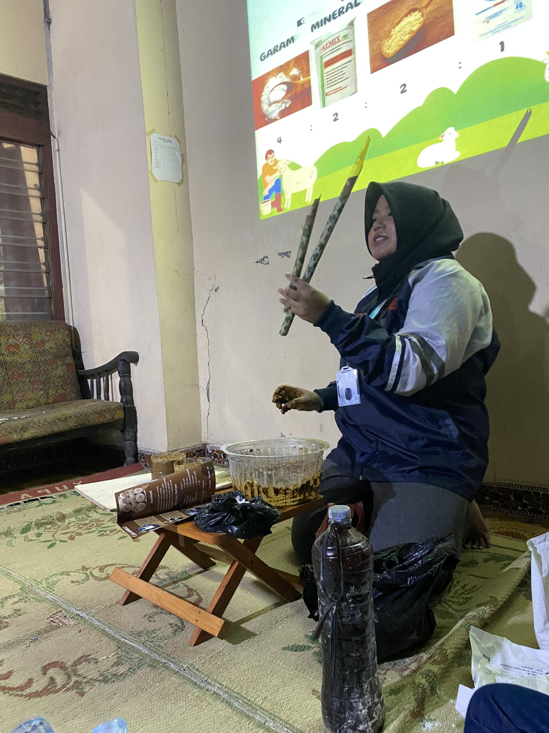 Tingkatkan Kesehatan Ternak, Mahasiswa KKN UNDIP Berikan Pelatihan Mineral Blok di Desa Godog Tingkatkan Kesehatan Ternak, Mahasiswa KKN UNDIP Berikan Pelatihan Mineral Blok di Desa Godog