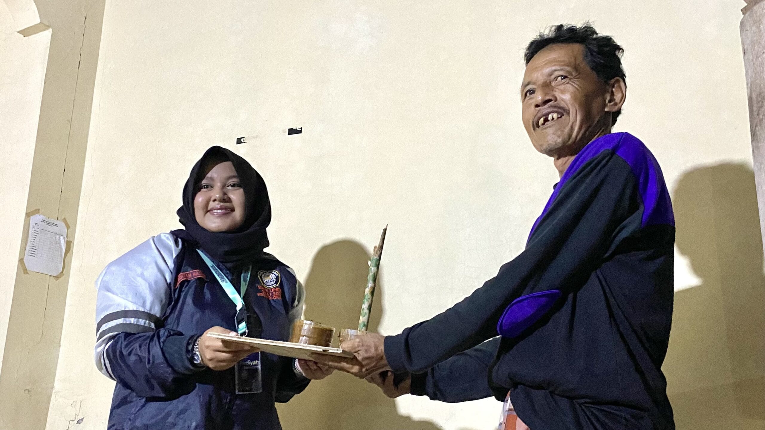Tingkatkan Kesehatan Ternak, Mahasiswa KKN UNDIP Berikan Pelatihan Mineral Blok di Desa Godog Mahasiswa KKN Universitas Diponegoro berfoto bersama warga Desa Godog usai pelatihan pembuatan mineral blok.