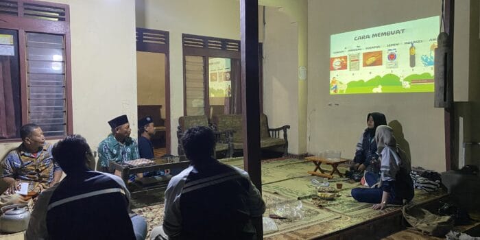 Tingkatkan Kesehatan Ternak, Mahasiswa KKN UNDIP Berikan Pelatihan Mineral Blok di Desa Godog