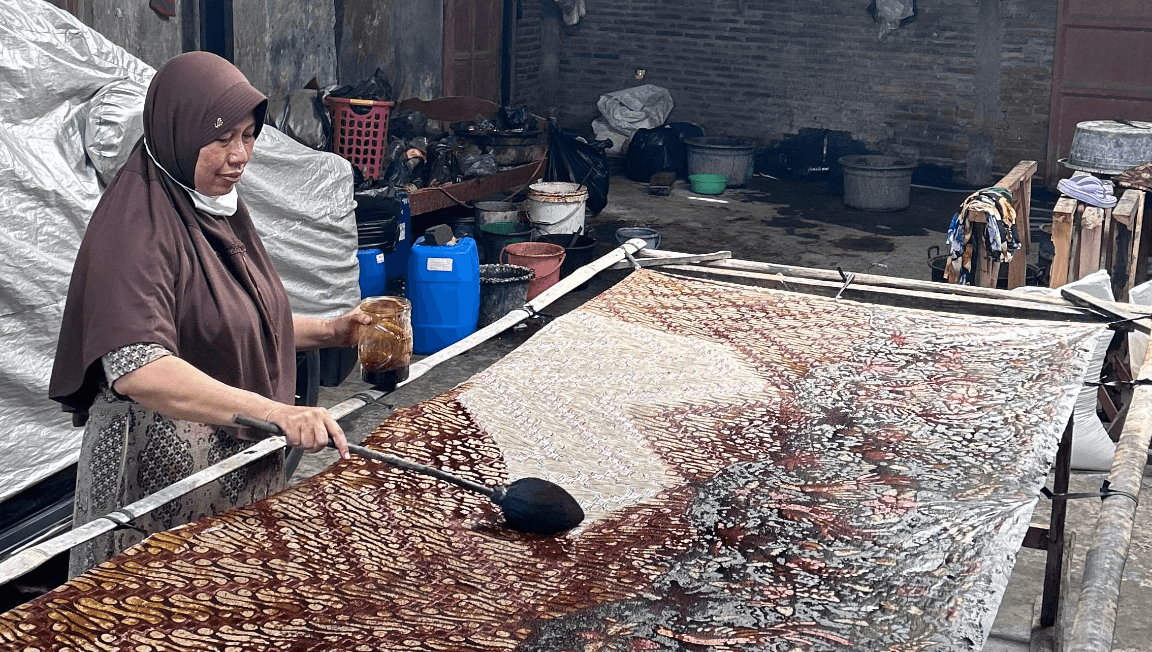 Dorong Pemasaran Digital, Mahasiswa KKN UNDIP Hadirkan Katalog Produk untuk Griya Batik Talita Dorong Pemasaran Digital, Mahasiswa KKN UNDIP Hadirkan Katalog Produk untuk Griya Batik Talita
