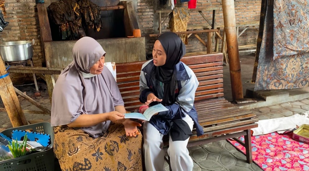 Tingkatkan Keselamatan dan Kesehatan Kerja, Mahasiswa KKN UNDIP Lakukan Pendampingan dan Pengarahan K3 bagi Pelaku UMKM Batik Tulis di Desa Godog Tingkatkan Keselamatan dan Kesehatan Kerja, Mahasiswa KKN UNDIP Lakukan Pendampingan dan Pengarahan K3 bagi Pelaku UMKM Batik Tulis di Desa Godog