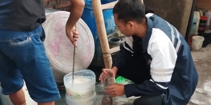 Mahasiswa KKN UNDIP Perkenalkan Alat Filtrasi Sederhana untuk Larutan Kaporit pada UMKM Sablon di Kelurahan Gandekan, Surakarta