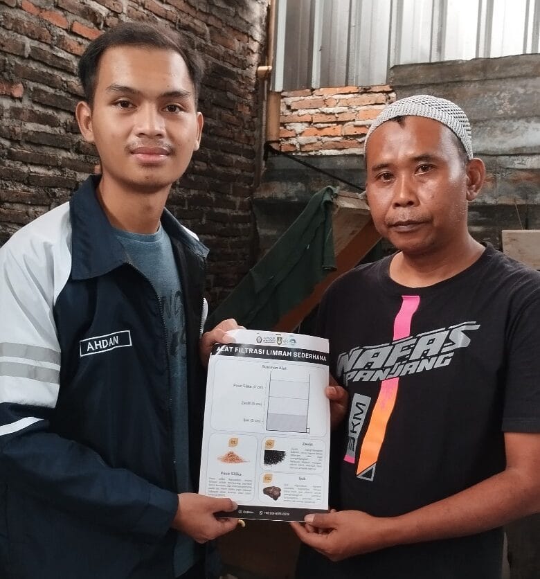 Mahasiswa KKN UNDIP Perkenalkan Alat Filtrasi Sederhana untuk Larutan Kaporit pada UMKM Sablon di Kelurahan Gandekan, Surakarta