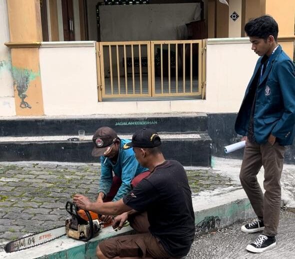 Gergaji Mesin Terawat, Kerja Lebih Hebat! Mahasiswa KKN UNDIP Lakukan Edukasi Relawan Desa Joton untuk Keamanan dan Efisiensi
