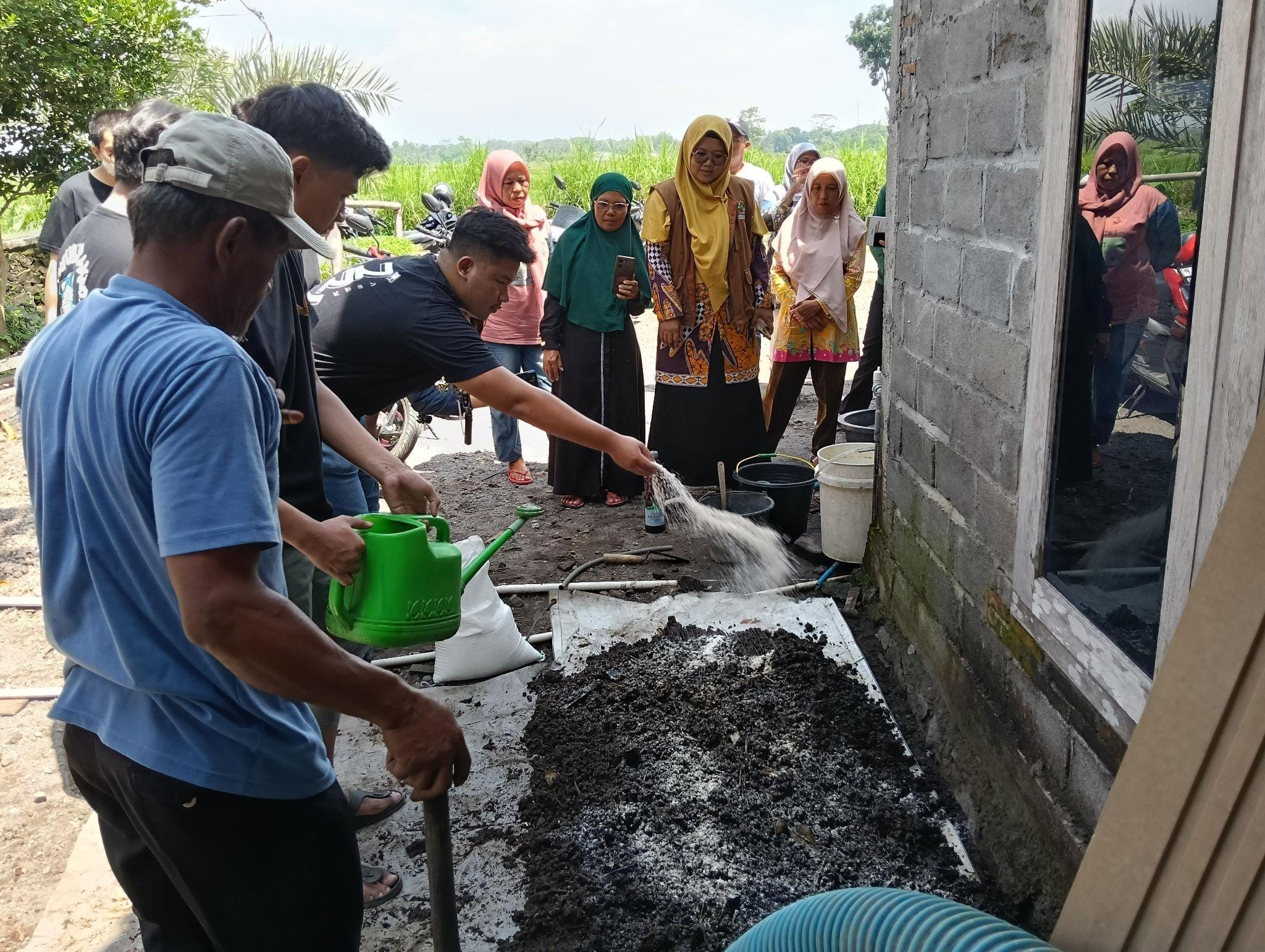 Berdayakan Kelompok Wanita Tani, Mahasiswa KKN UNDIP Lakukan Pendampingan Pembuatan Pupuk Organik untuk Ketahanan Pangan di Desa Joton Berdayakan Kelompok Wanita Tani, Mahasiswa KKN UNDIP Lakukan Pendampingan Pembuatan Pupuk Organik untuk Ketahanan Pangan di Desa Joton