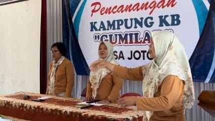 Mahasiswa KKN Lakukan Pembaharuan Data Website User Kampung KB “Gumilar” di Desa Joton