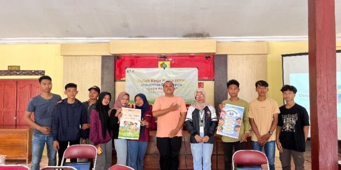 Tingkatan Kreativitas Remaja, Mahasiswa KKN UNDIP Berikan Pelatihan Desain Grafis di Desa Panekan