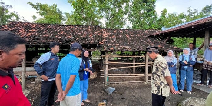 Bantu Keberlanjutan Lingkungan, Mahasiswa KKN UNDIP Gelar Pelatihan Pembuatan Biopori di Desa Panekan