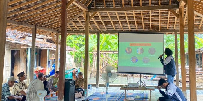 Informatif! Mahasiswa KKN UNDIP Gelar Workshop Kesiapsiagaan Bencana Berbasis Modul Visual di Desa Panekan