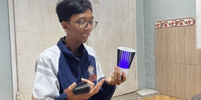 Hadirkan Solusi Cepat dan Praktis agar Hunian Bebas Nyamuk, Mahasiswa KKN UNDIP Gelar Edukasi Pembuatan Perangkap Nyamuk Berbasis Tegangan Tinggi dan Sinar UV