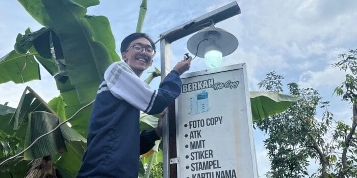 Nyaman dan Efisien untuk Penerangan Rumah, Mahasiswa KKN UNDIP Perkenalkan Solusi Modern Berupa Fitting Lampu Otomatis