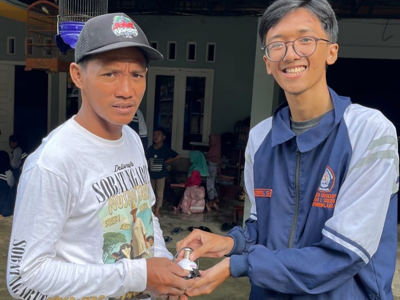 Nyaman dan Efisien untuk Penerangan Rumah, Mahasiswa KKN UNDIP Perkenalkan Solusi Modern Berupa Fitting Lampu Otomatis Nyaman dan Efisien untuk Penerangan Rumah, Mahasiswa KKN UNDIP Perkenalkan Solusi Modern Berupa Fitting Lampu Otomatis