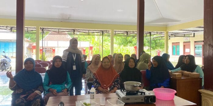 Pemberdayaan Kampung Sehat, Mahasiswa KKN UNDIP Adakan Workshop Terkait Pemilihan Bahan Makanan yang Sesuai Standar pada Ibu PKK Desa Panekan