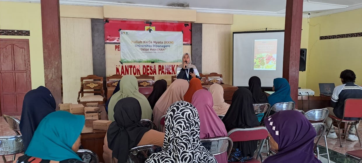 Pemberdayaan Kampung Sehat, Mahasiswa KKN UNDIP Adakan Workshop Terkait Pemilihan Bahan Makanan yang Sesuai Standar pada Ibu PKK Desa Panekan Pemberdayaan Kampung Sehat, Mahasiswa KKN UNDIP Adakan Workshop Terkait Pemilihan Bahan Makanan yang Sesuai Standar pada Ibu PKK Desa Panekan